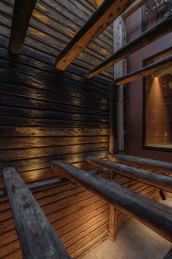 Belysning av gamle bjelkevegger.