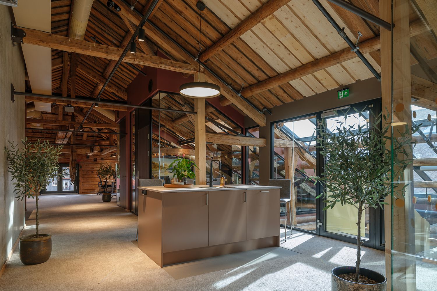 Ulik type belysning i et skrått tak i Kjøpmannsgata 15.