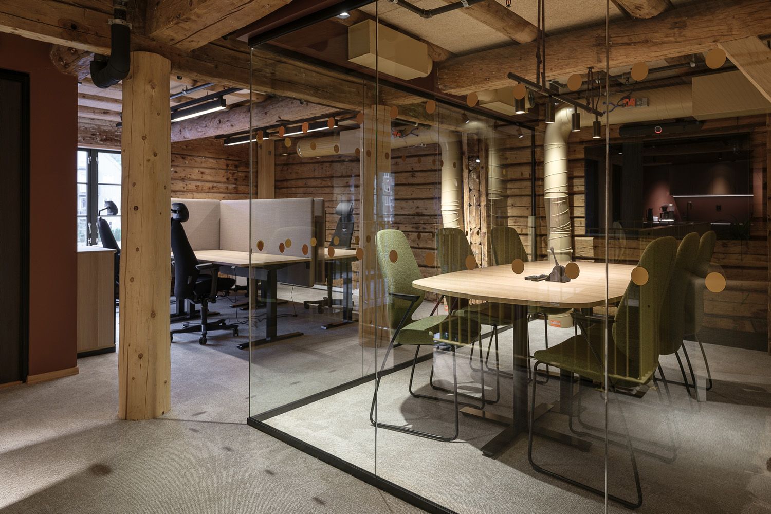 Ulik type belysning ved arbeidsplasser i Kjøpmannsgata 15 i Trondheim.