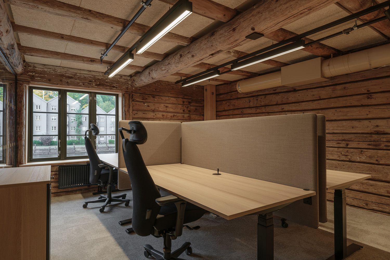 Rail lysskinner fra Trilux i taket over arbeidplasser.