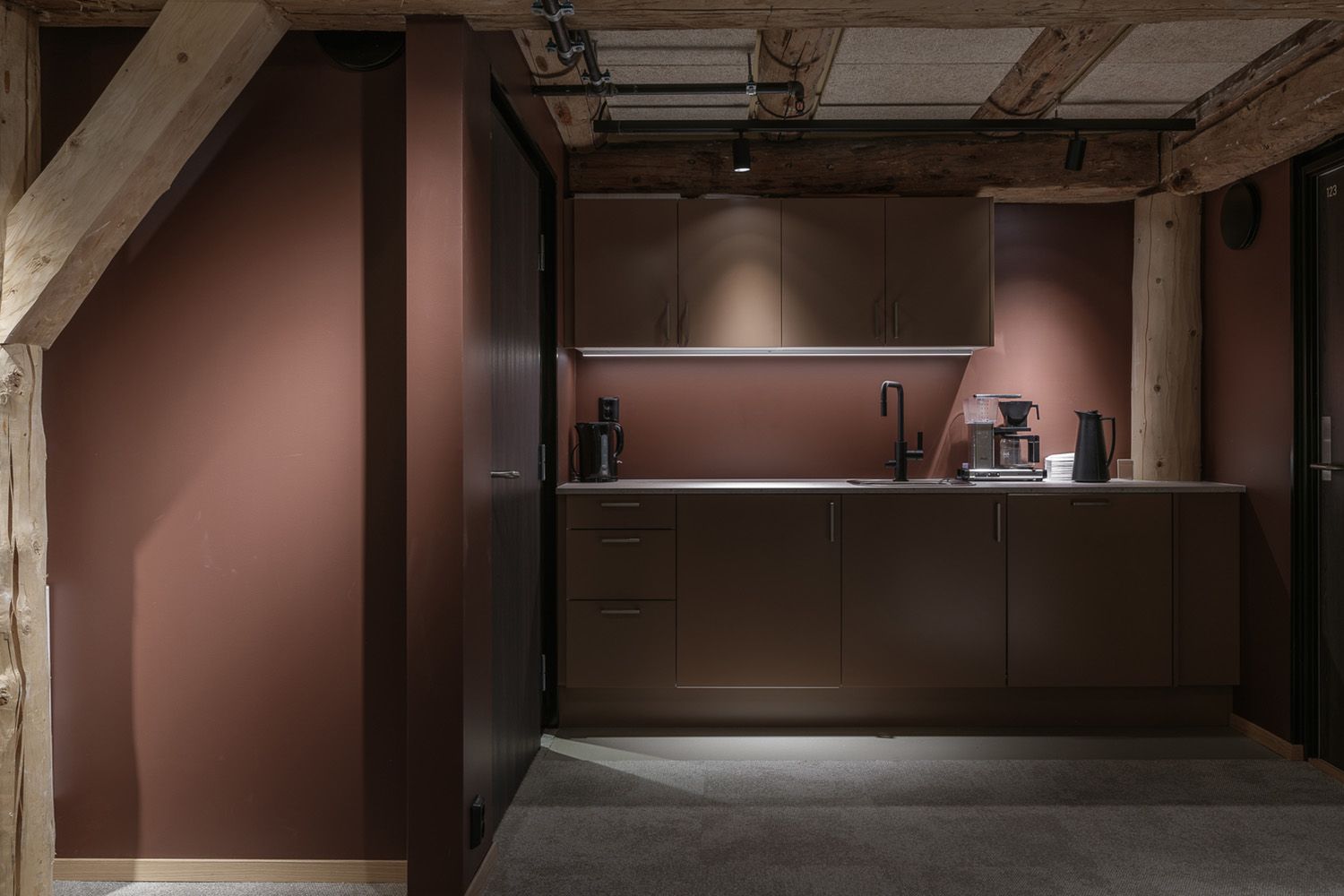 Sorte Rail spotter fra Trilux i et felles kjøkken i Kjøpmannsgata 15 i Trondheim.