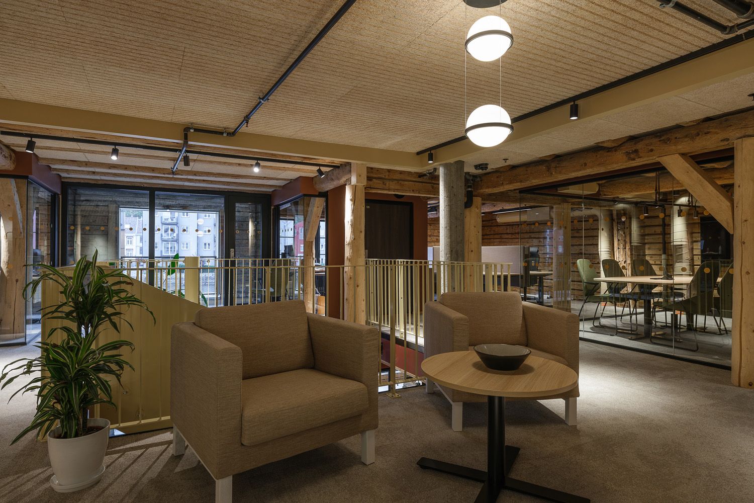 Palma taklampe fra Vibia over et bord.