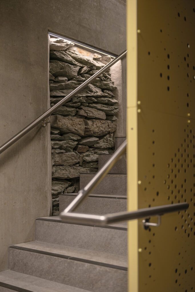 Slepelys ned på en vegg.