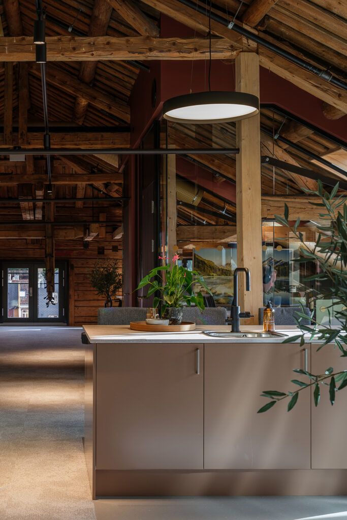 Belysning over en kjøkkenbenk.