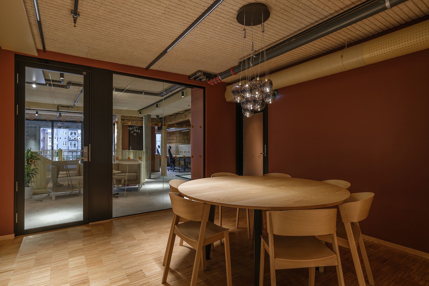 Random pendel fra Lodes over et bord.