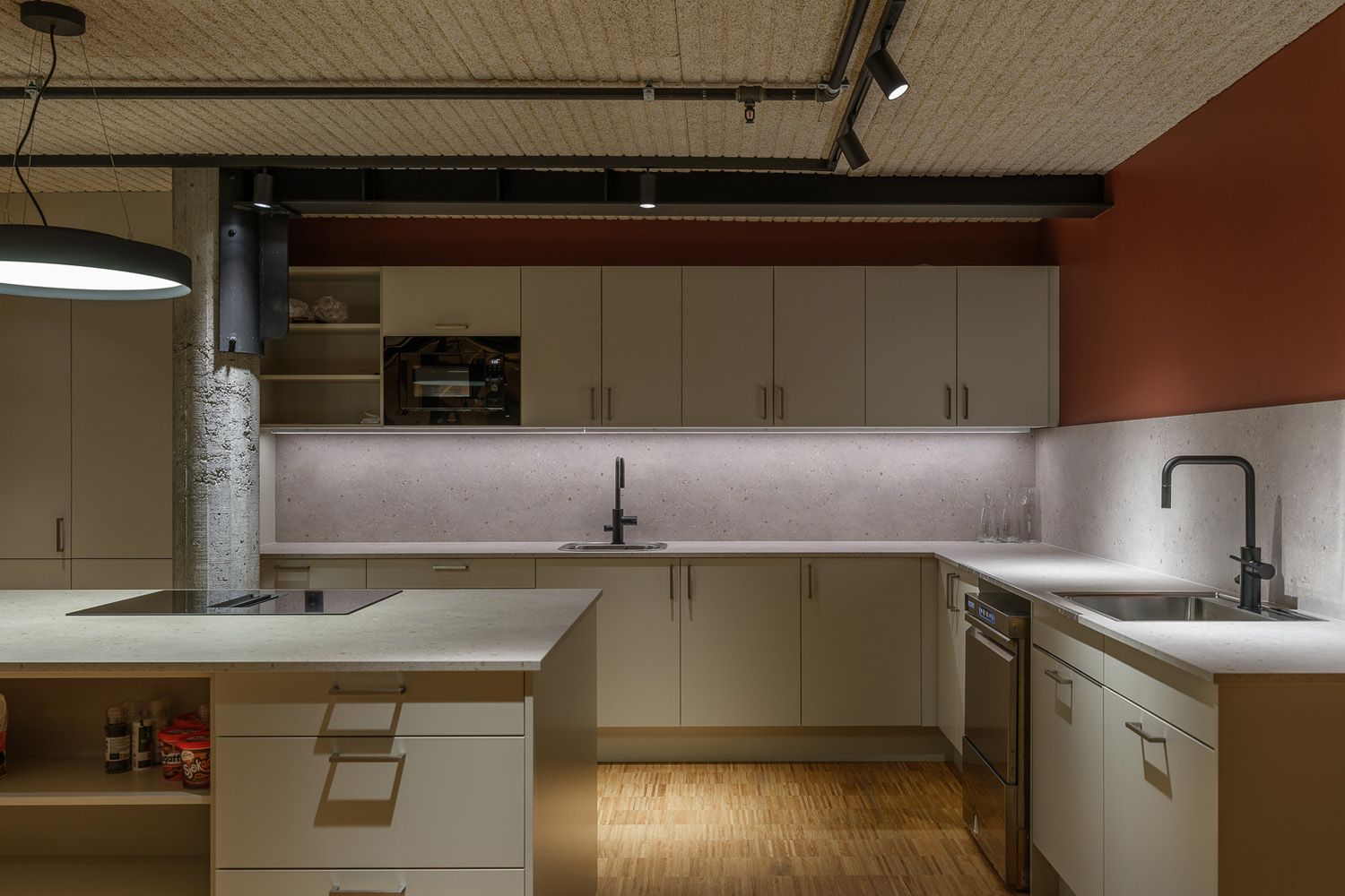 Belysning i taket i et felles kjøkken.