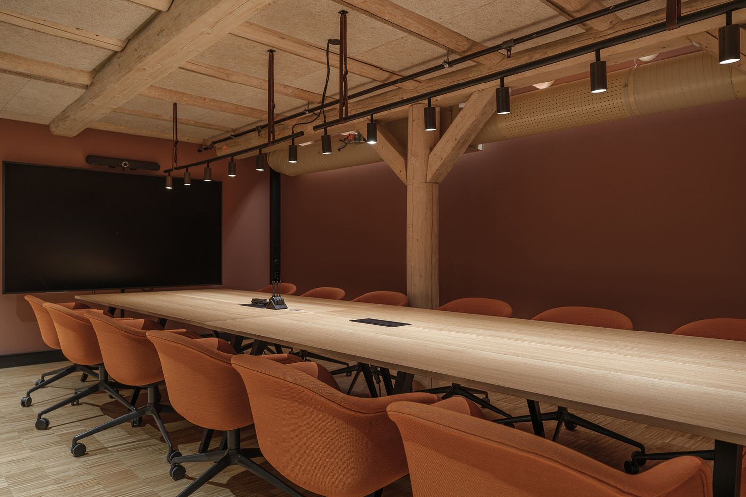 Long John pendel over et langt møtebord i Kjøpmannsgata 15 i Trondheim.