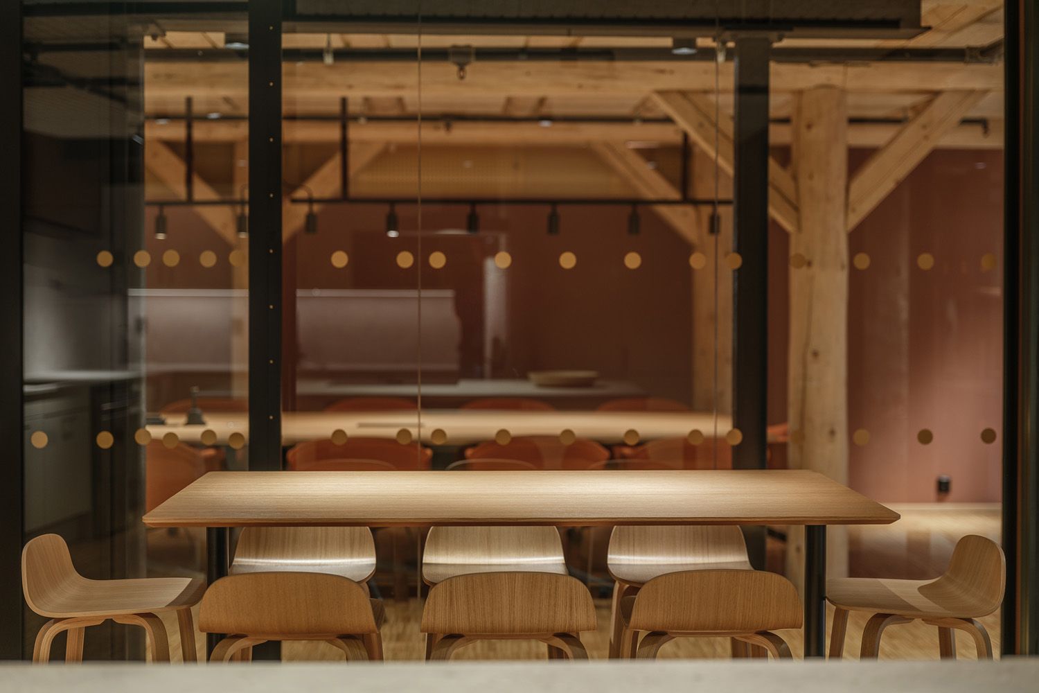 Et møtebord med belysning over bordet.