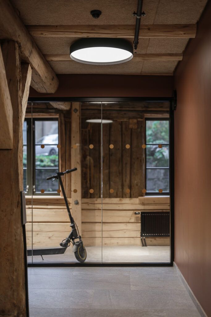 Belysning i taket i en gang.