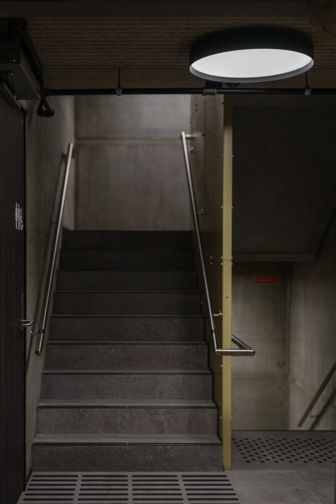 Belysning i en trappegang i Kjøpmannsgata 15 i Trondheim.