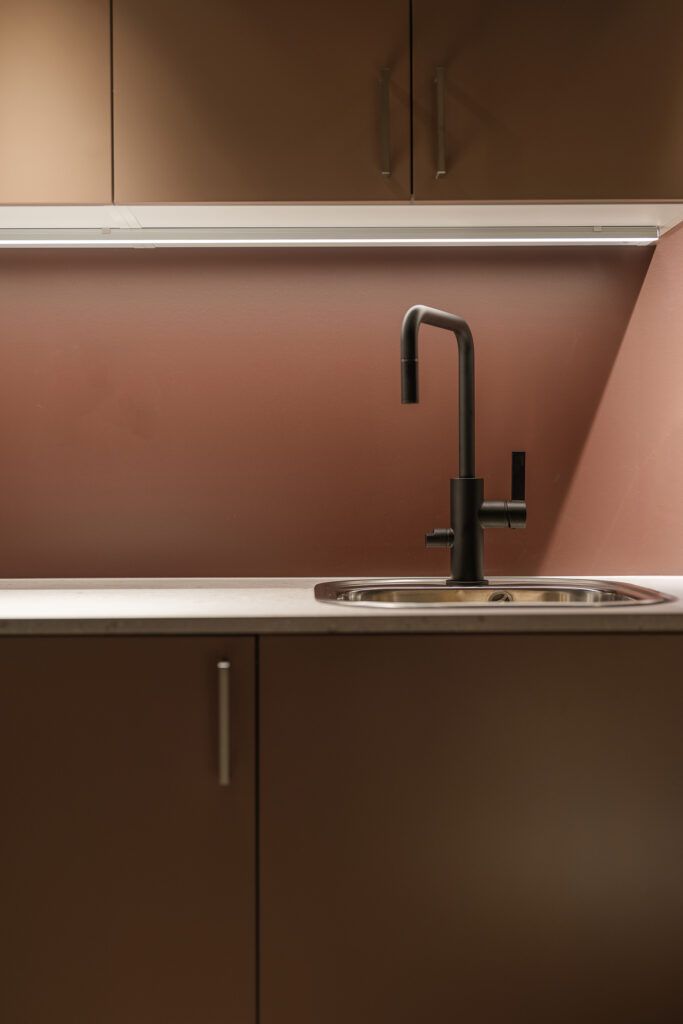 LED-lyslist under kjøkken overskap.