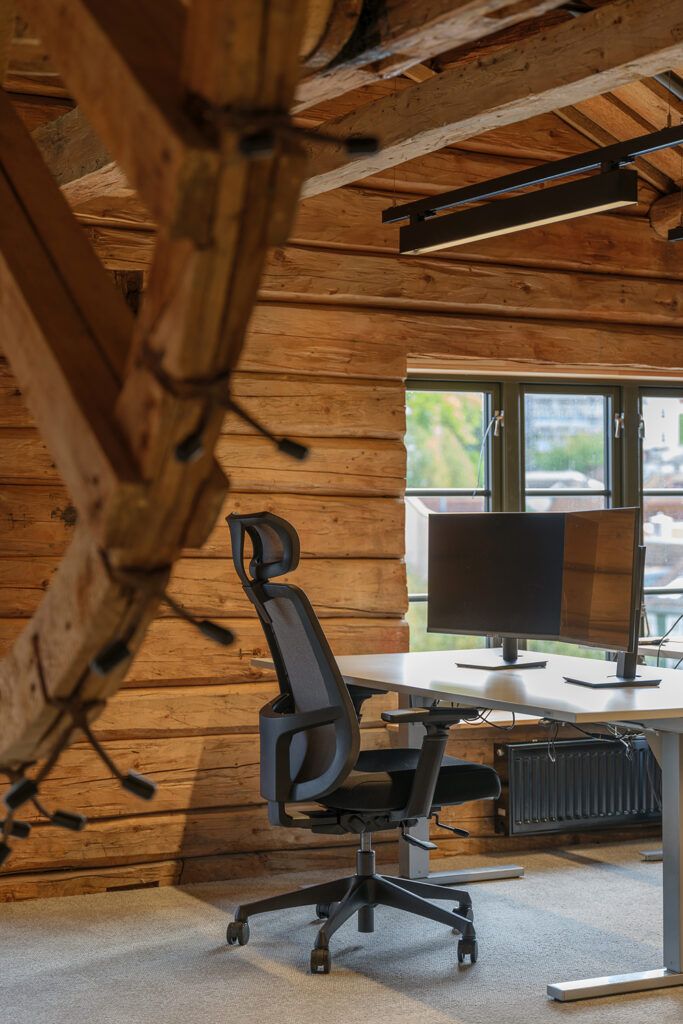 Arbeidsplass med belysning i taket i Kjøpmannsgata 15 i Trondheim.