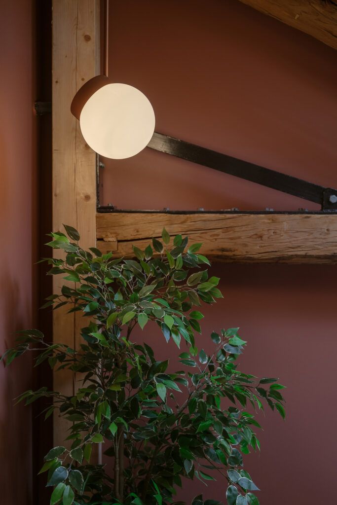 Lampe med hvit rund kuppel.