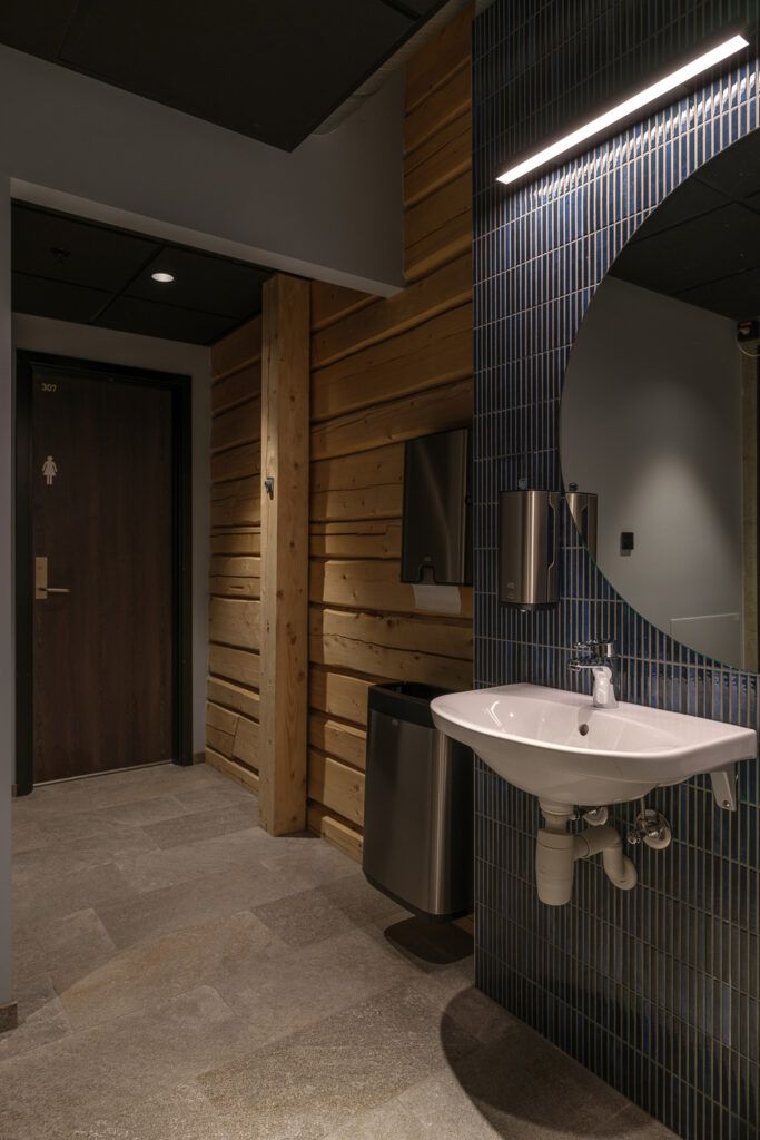 Belysning over speil i toalettrom i Kjøpmannsgata 15 i Tronheim.