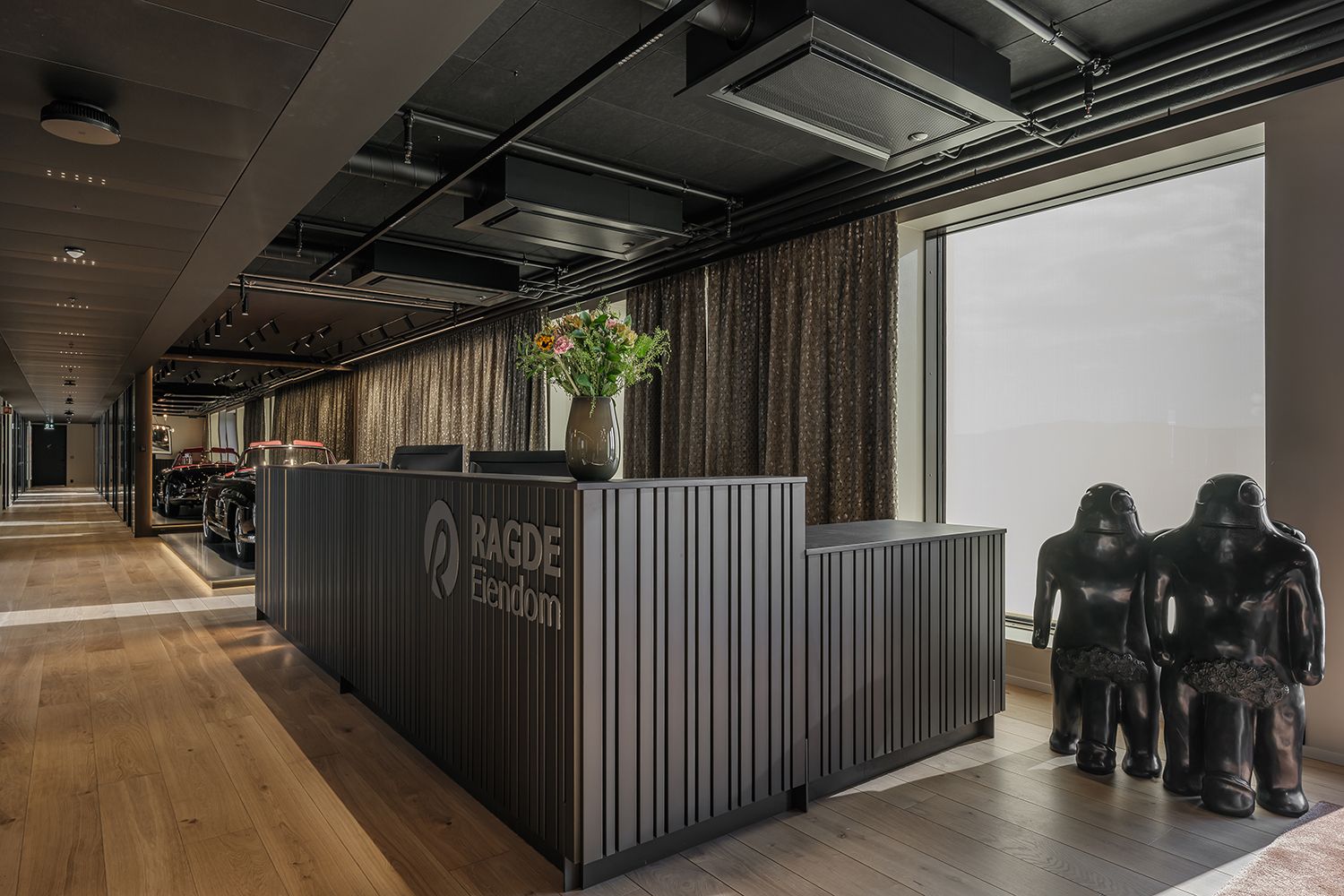 Belysning i resepsjon hos Ragde Eiendom i Sannergata 2