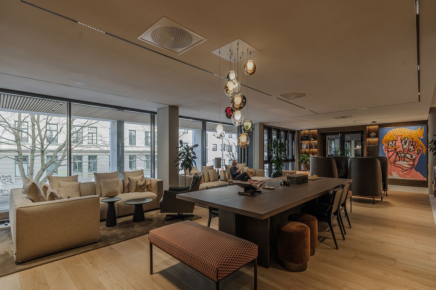 Ulik type belysning i et felles lokale hos Ragde Eiendom.