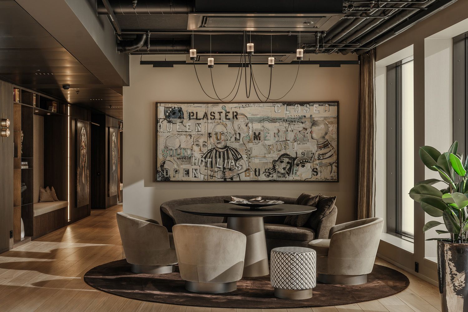 Dekorativ pendel over en rund sittegruppe hos Ragde Eiendom i Sannergata 2 i Oslo.