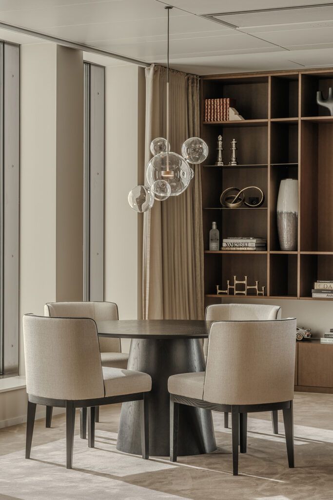 Dekorativ pendel over et rundt bord.