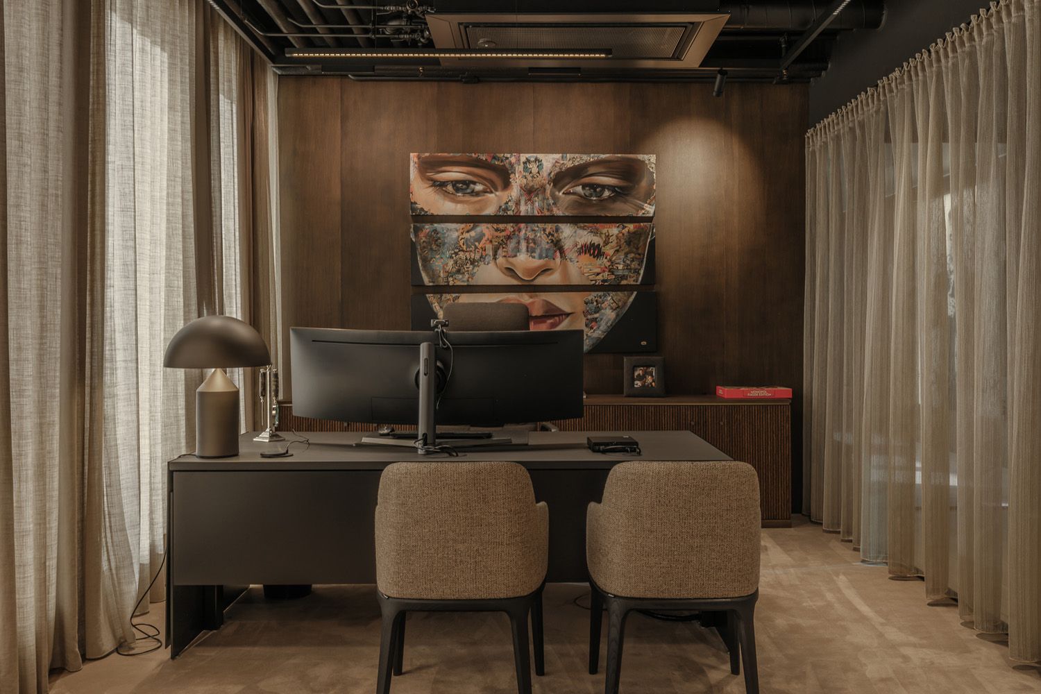 Ulik type belysning i et kontor.