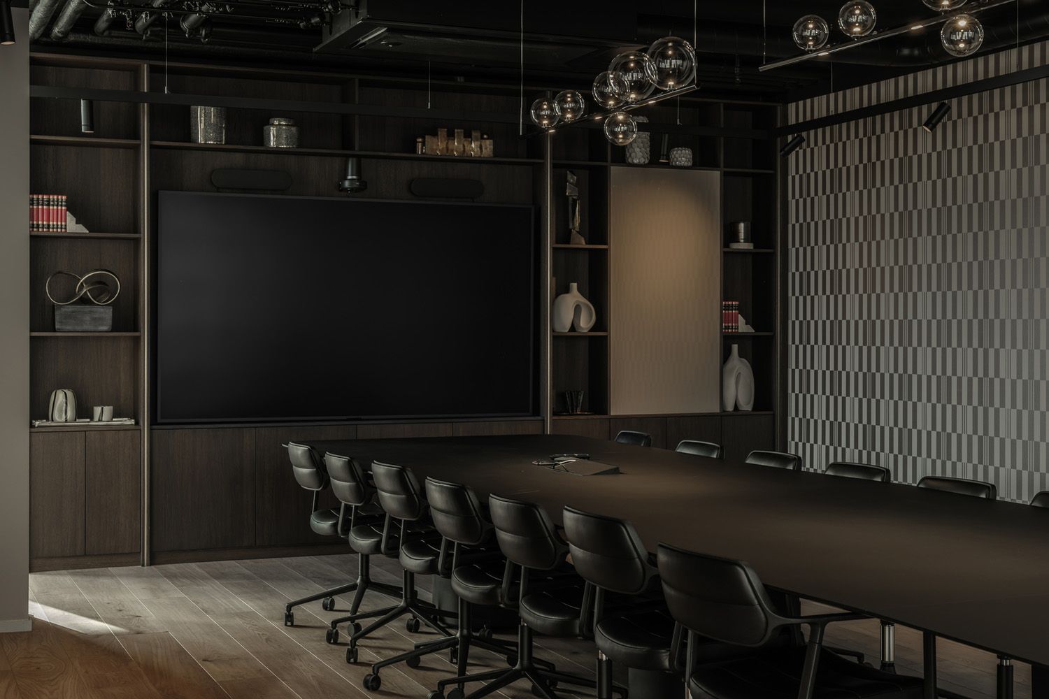 Random Stick pendel fra Lodes over et møtebord hos Ragde Eiendom i Sannergata 2 i Oslo.