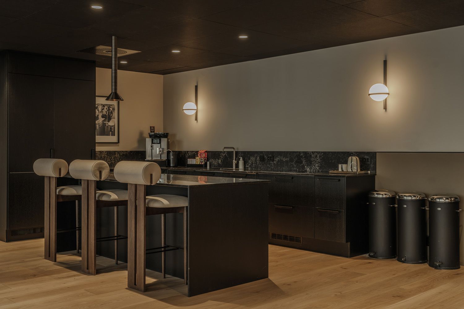 Palma vegglamper fra Vibia på eb vegg hos Ragde Eiendom i Oslo.