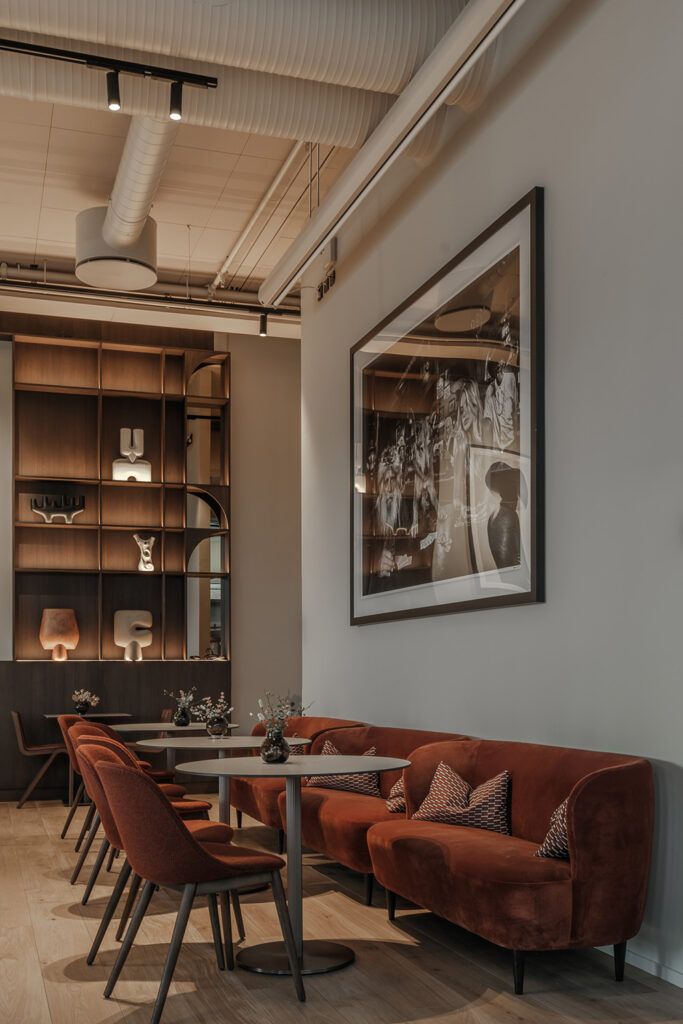 Sorte spotter på en sort skinne i et tak.