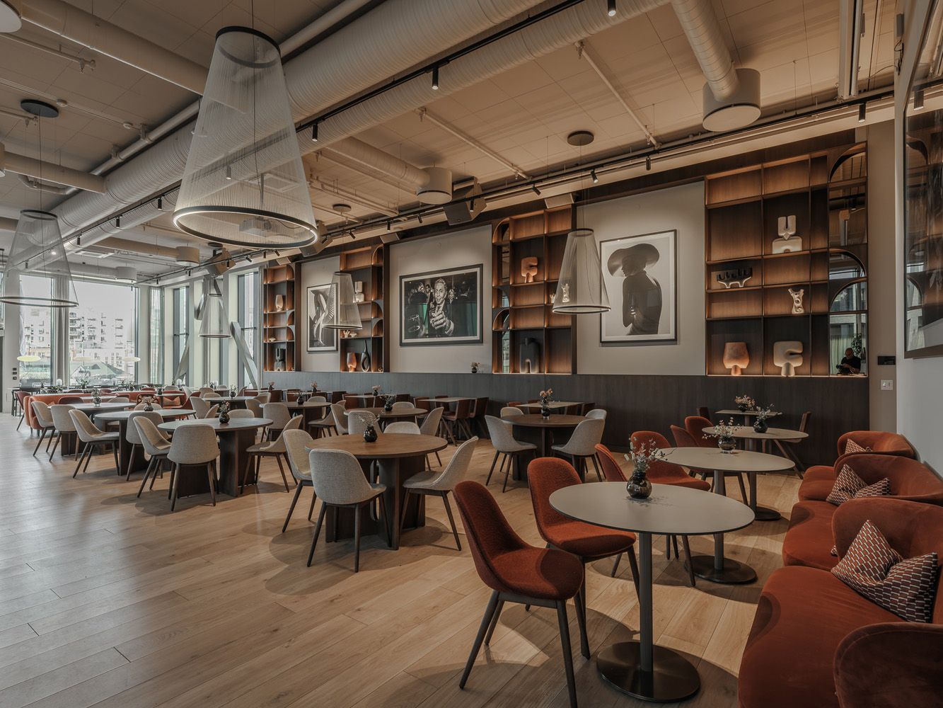 Array pendler i taket i en kantine hos Ragde Eiendrom