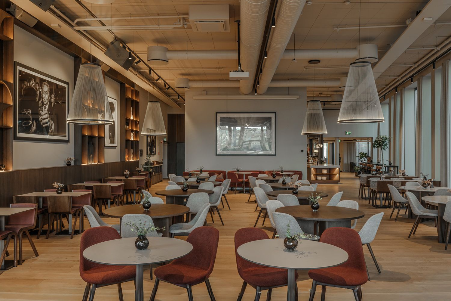 Kantine hos Ragde Eiendom med pendler i taket.