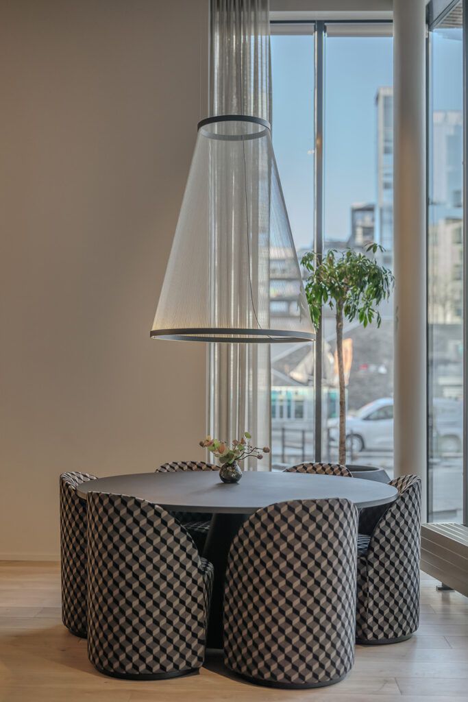 Array pendel fra Vibia over et sittegruppe.