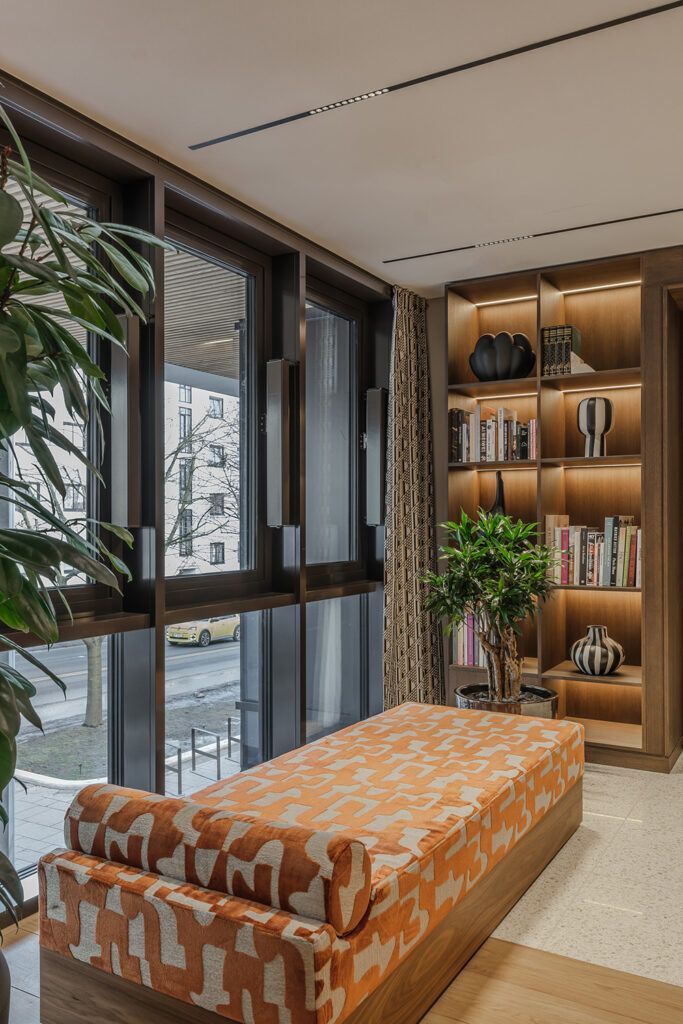 Innfelte sort skinne med lamper i et hvitt tak.