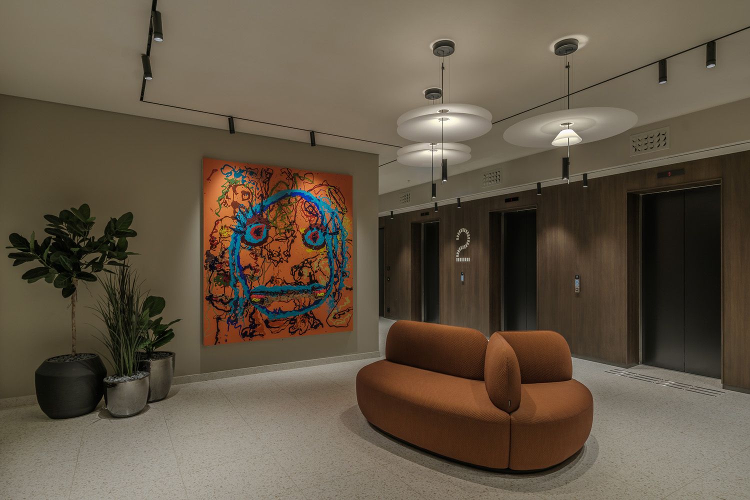 Flaming pendler fra Vibia over en sofa hos Ragde Eiendom i Sannergata 2