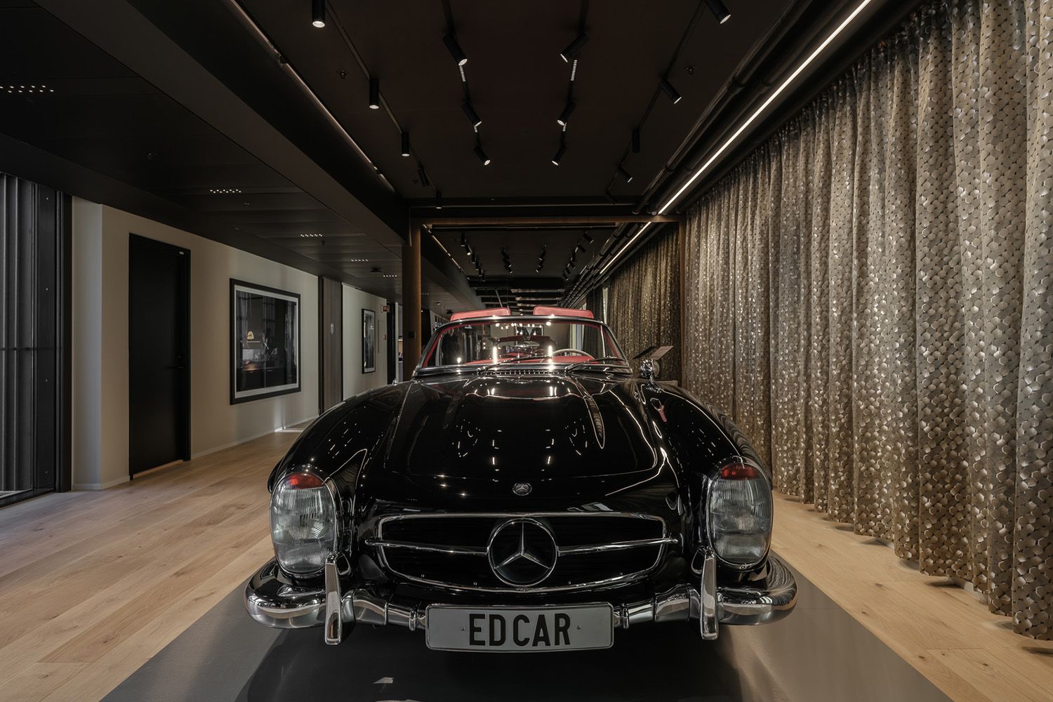 Sorte spotter i tak som belyser en flott bil hos Ragde Eiendom i Sannergata 2