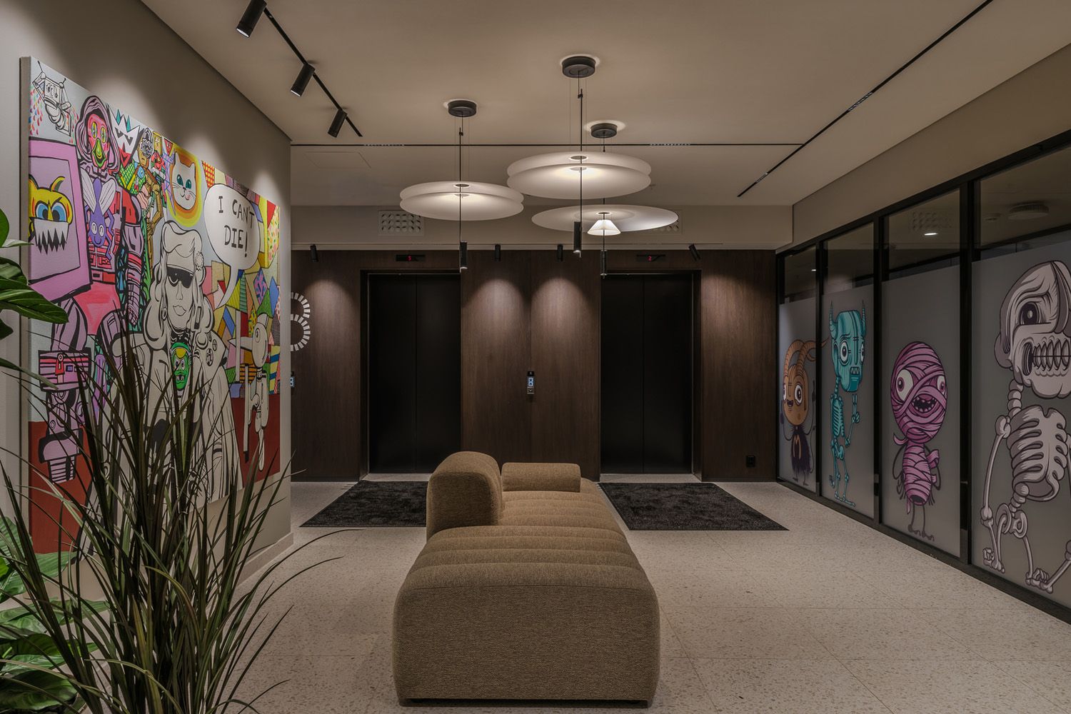 Pendler fra Vibia og sort spotter i tak inne hos Ragde Eiendom kontorlandskap.