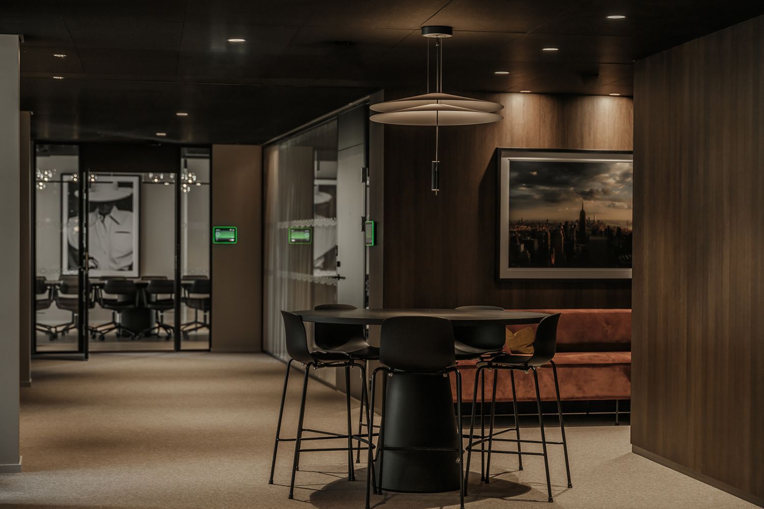 Downlight og pendel i et tak hos Ragde eiendom