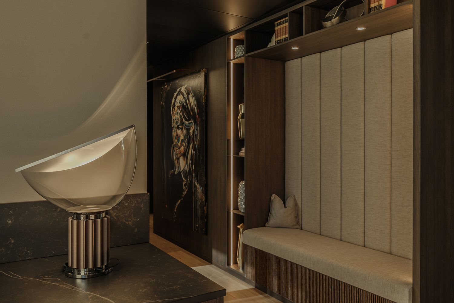 Dekorativ bordlampe på en benk.