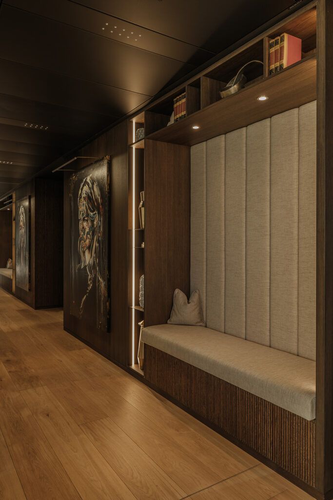 To innfelte downlights i en sofanisje.