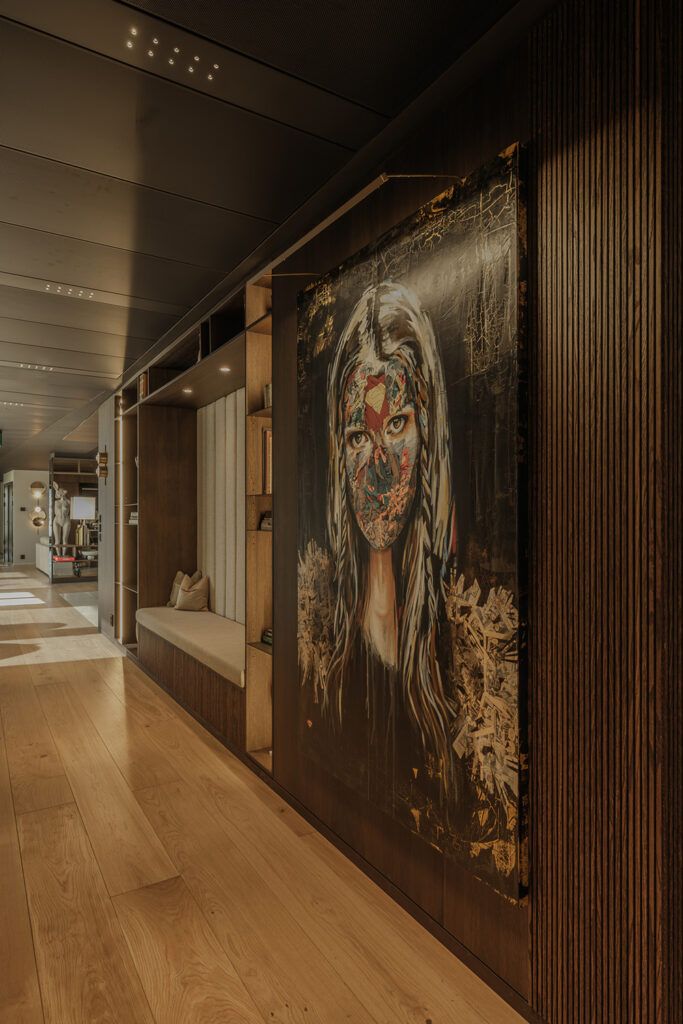 Belysning i en gang hos Ragde Eiendom sine kontorlokaler.