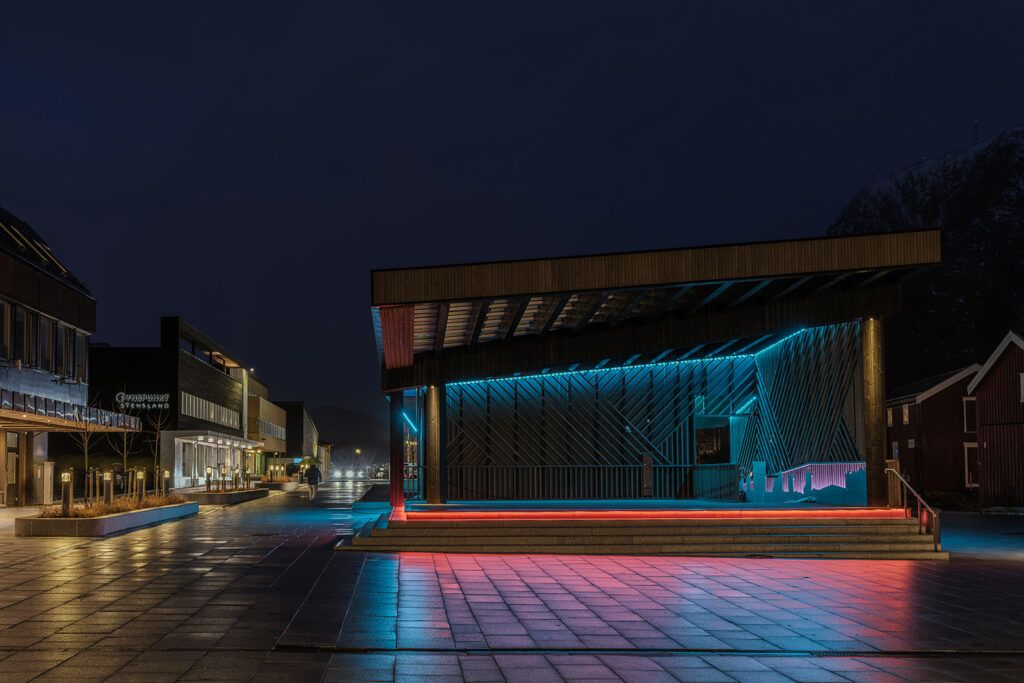 Utendørs scene belyst i kveldsmørket.