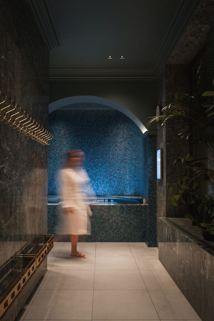 Dame i hvit badekåpe inne på Bristol Spa.