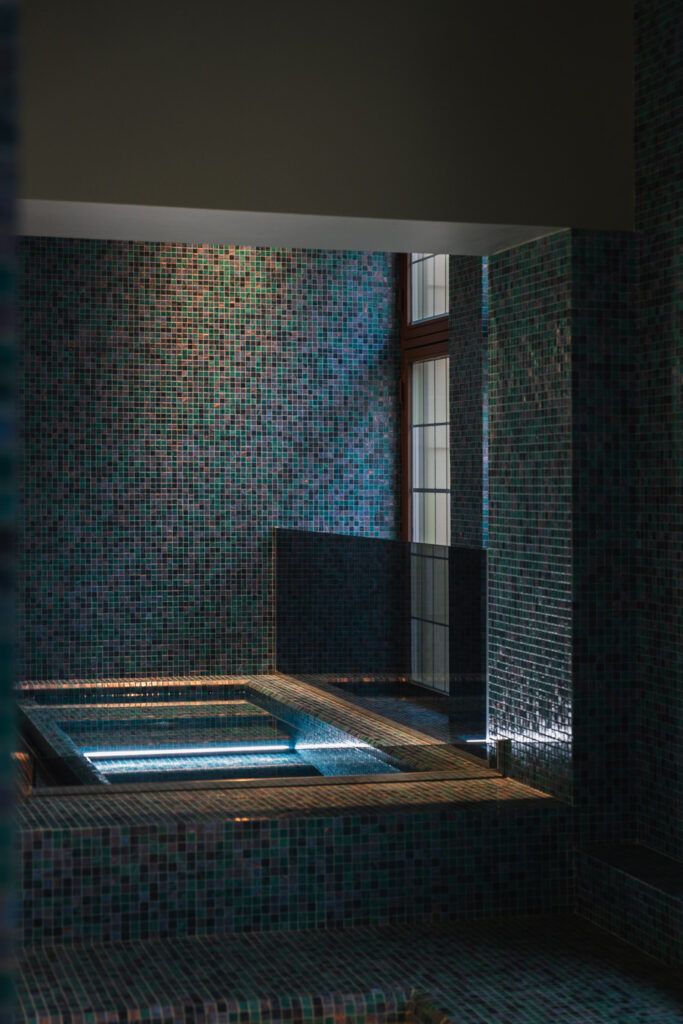 Belysning over en badekulp inne på Bristol Spa.