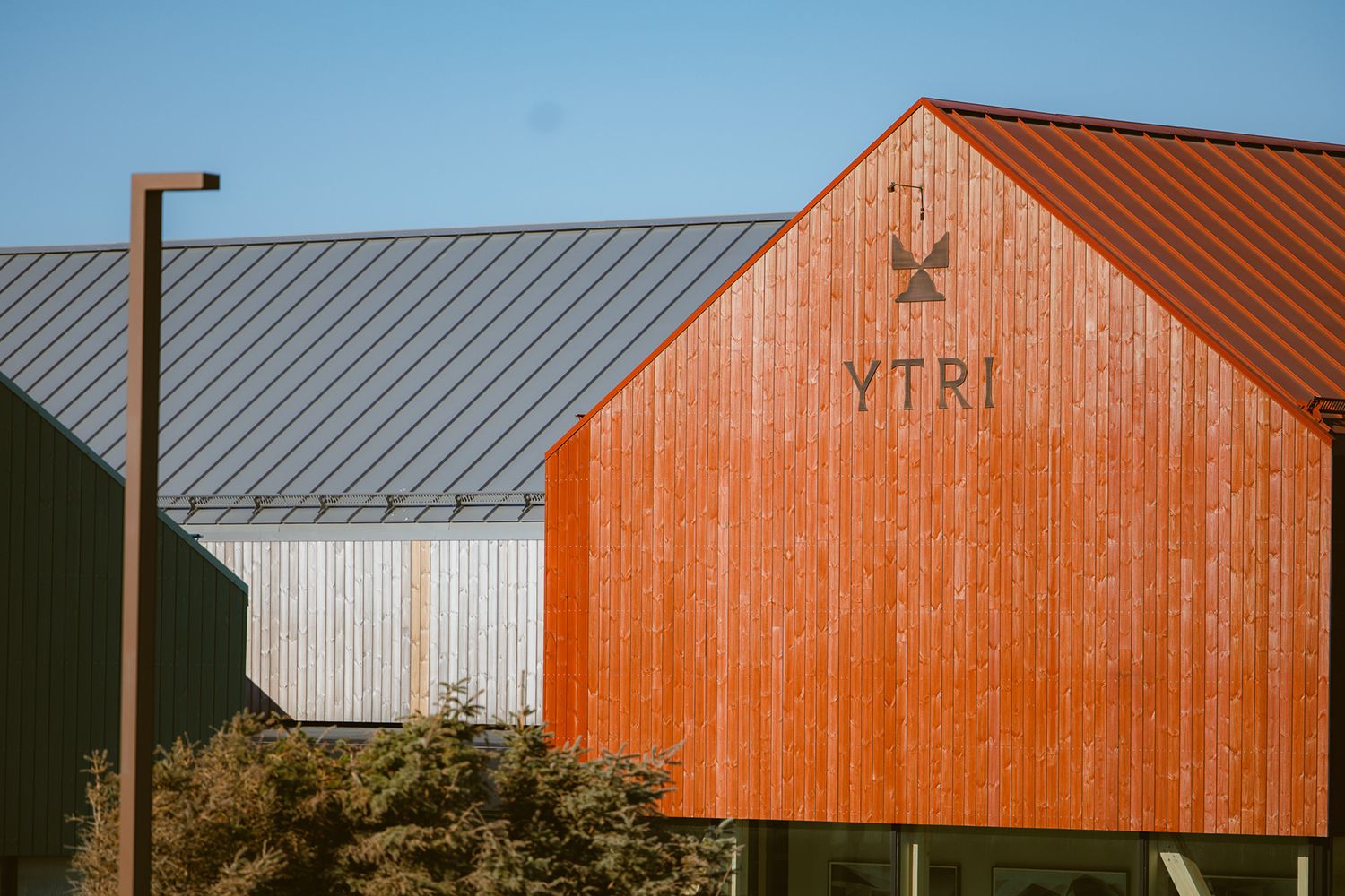 Rødmalt hus med navnet YTRI.