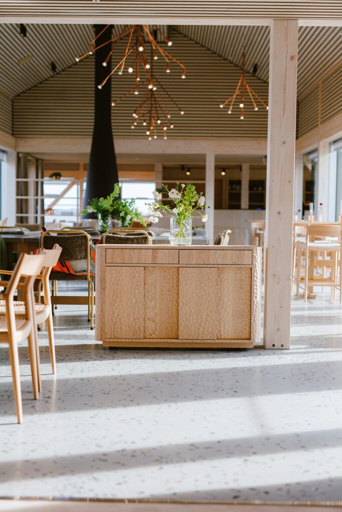 Store pendler i taket i restauranten på Ytri Island resort på Træna.