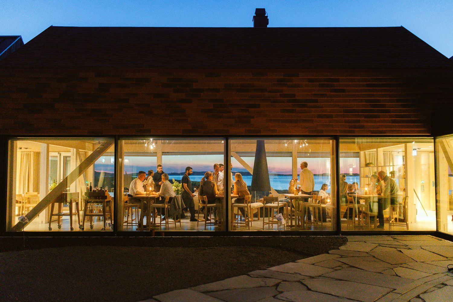 Innsyn til restaurant på kveldstid.