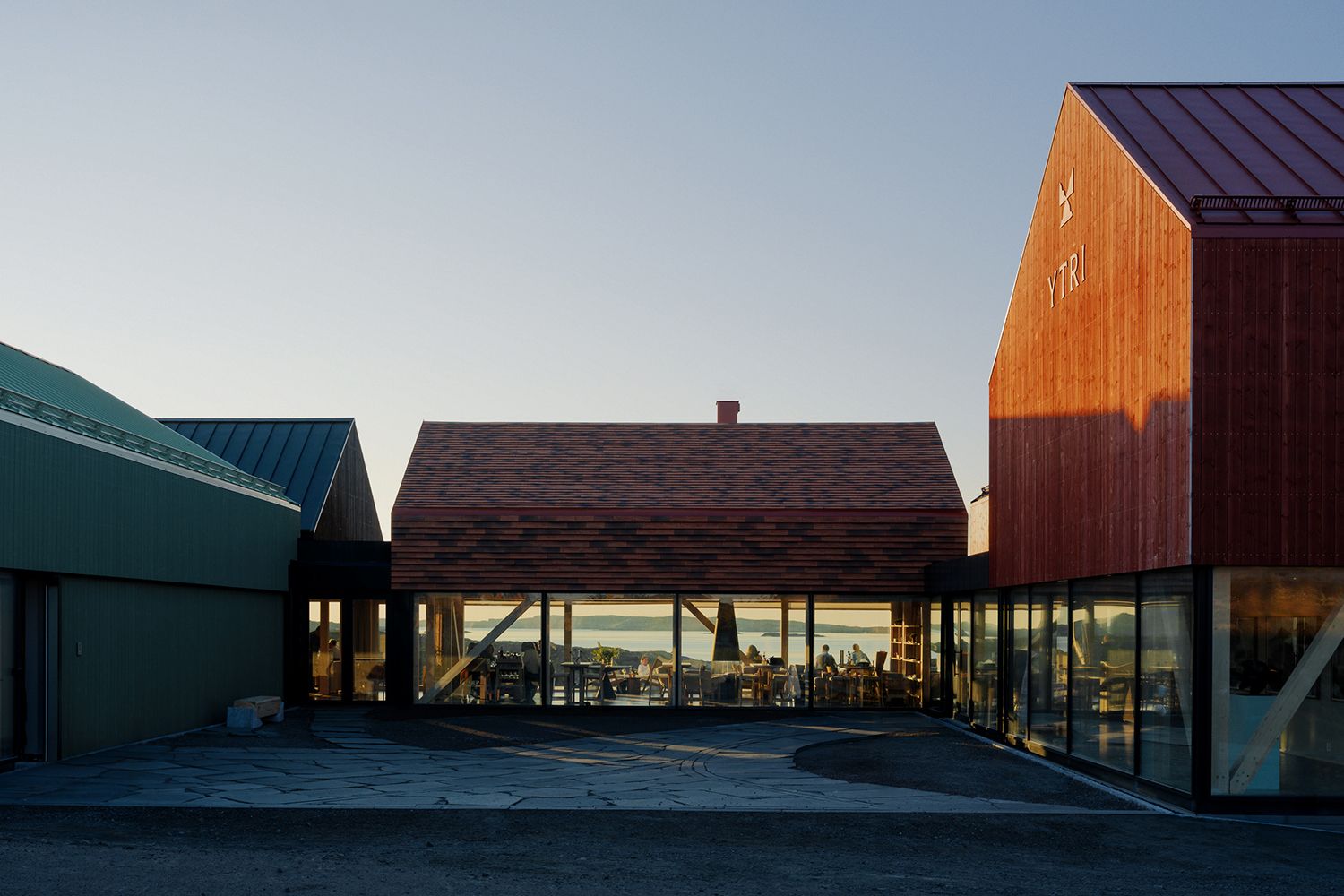 Deler av Ytri island retreat på Træna.