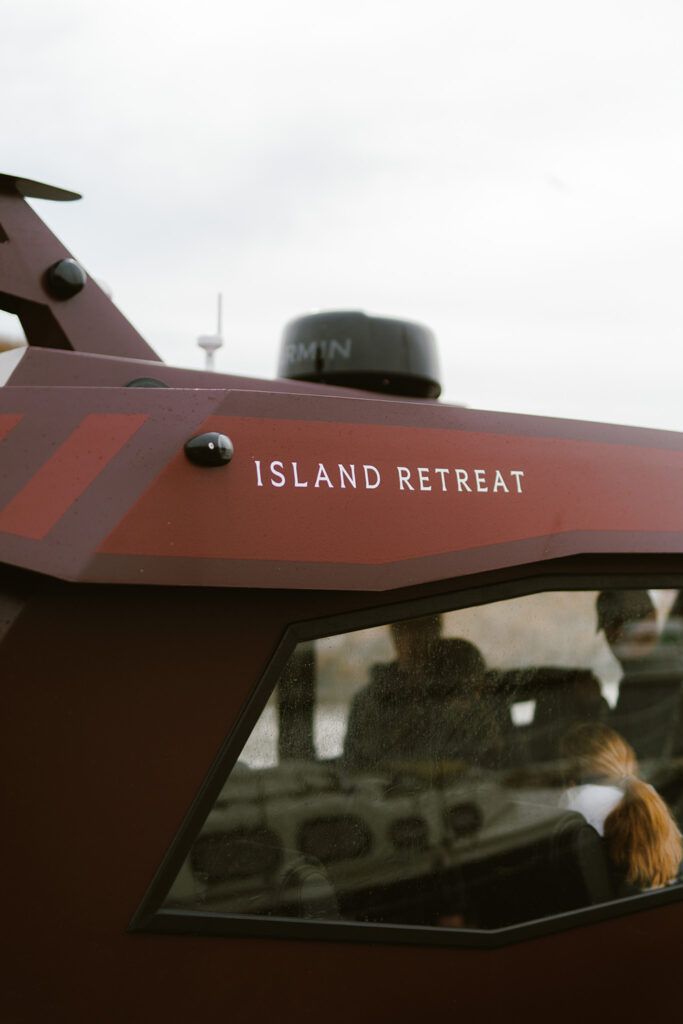 Båt med skriften Island retreat.