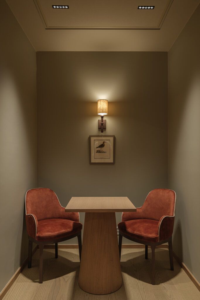 En vegglampe med linskjerm på en vegg.