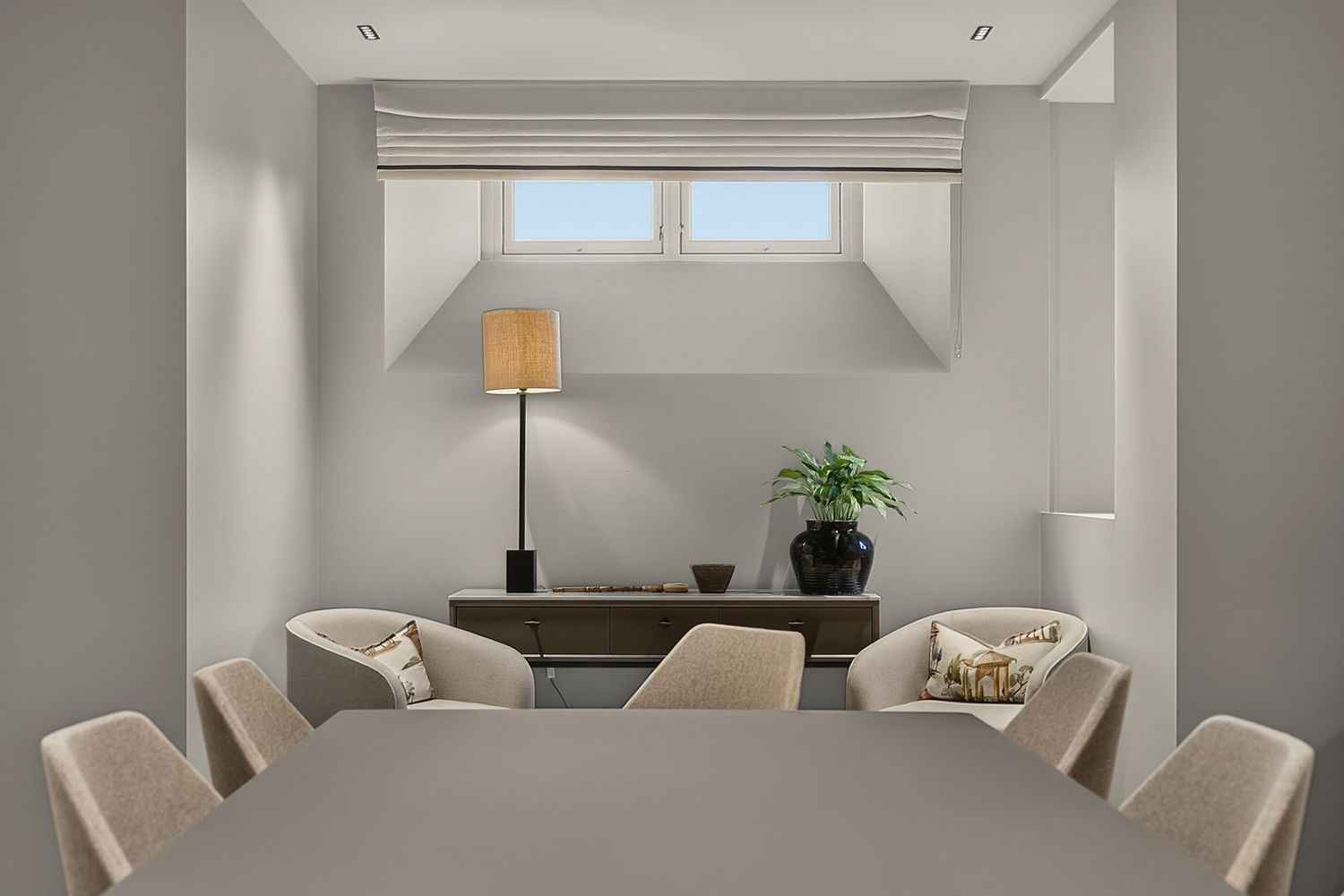 Innfelt downlight i et hvitt tak.