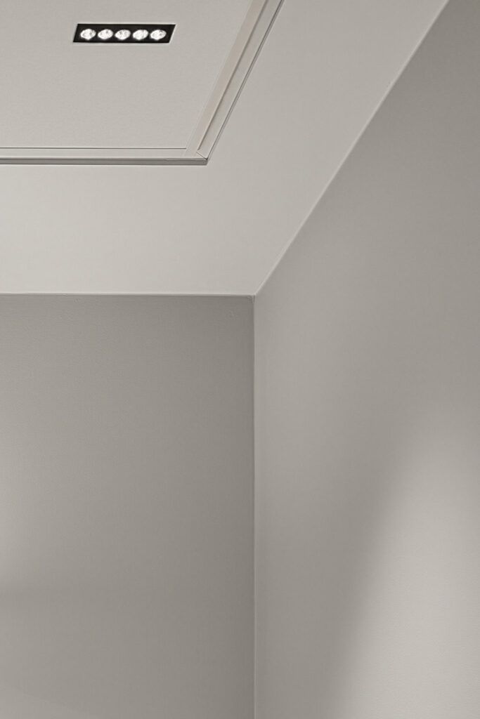 Nærbilde av en innfelt downlight i et hvitt tak.