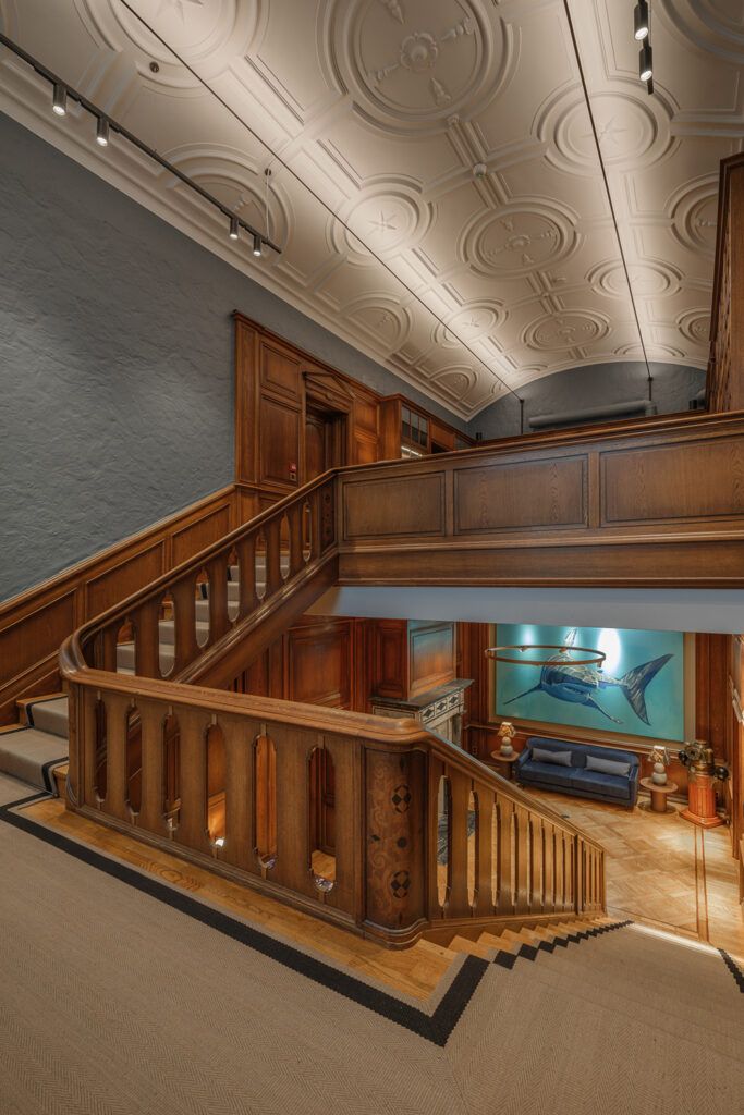 Belysning i trappegang i ærverdige Villa Skarpsno i Oslo
