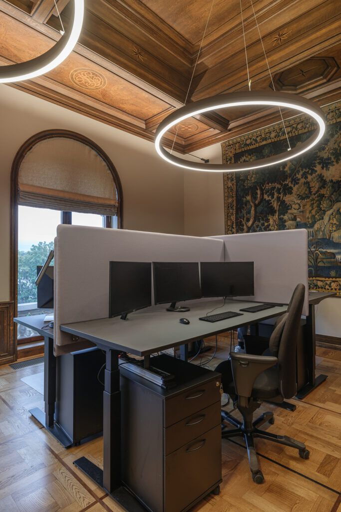 Runde LED-pendler over arbeidsområder.